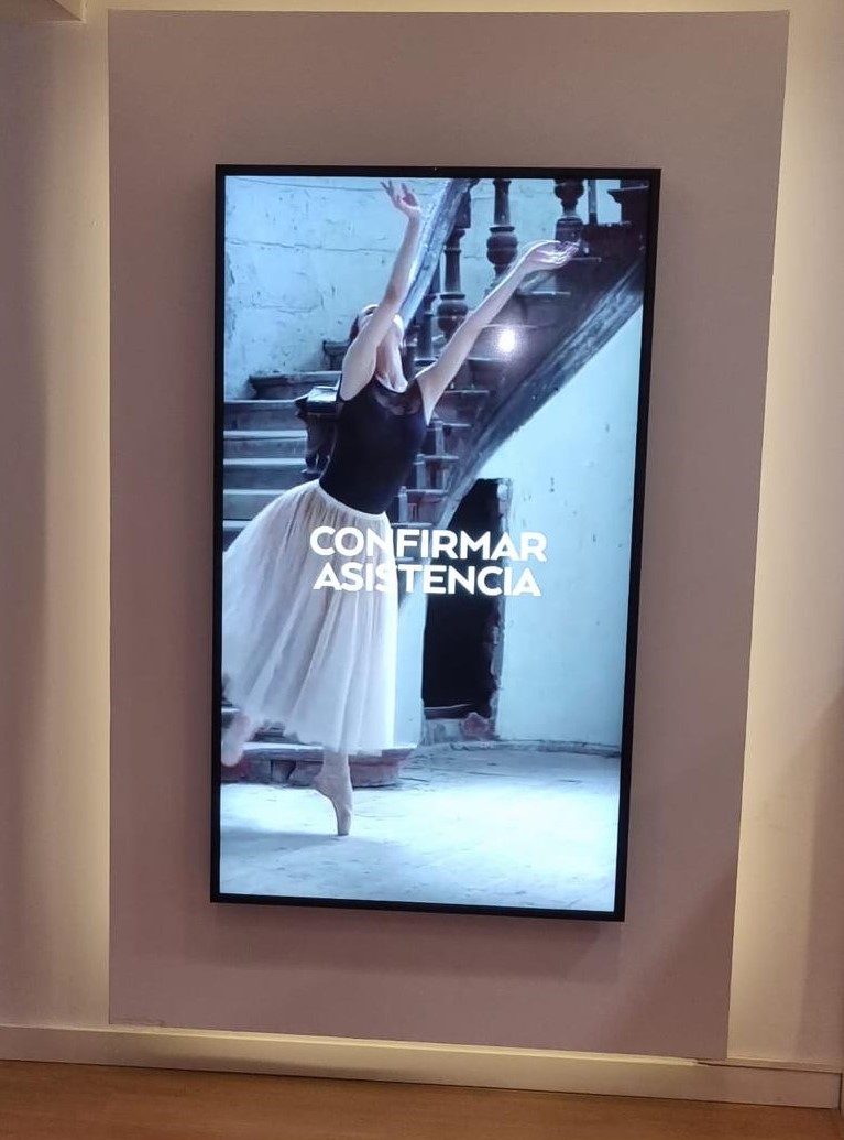 Pantalla publicitaria instalada en negocio