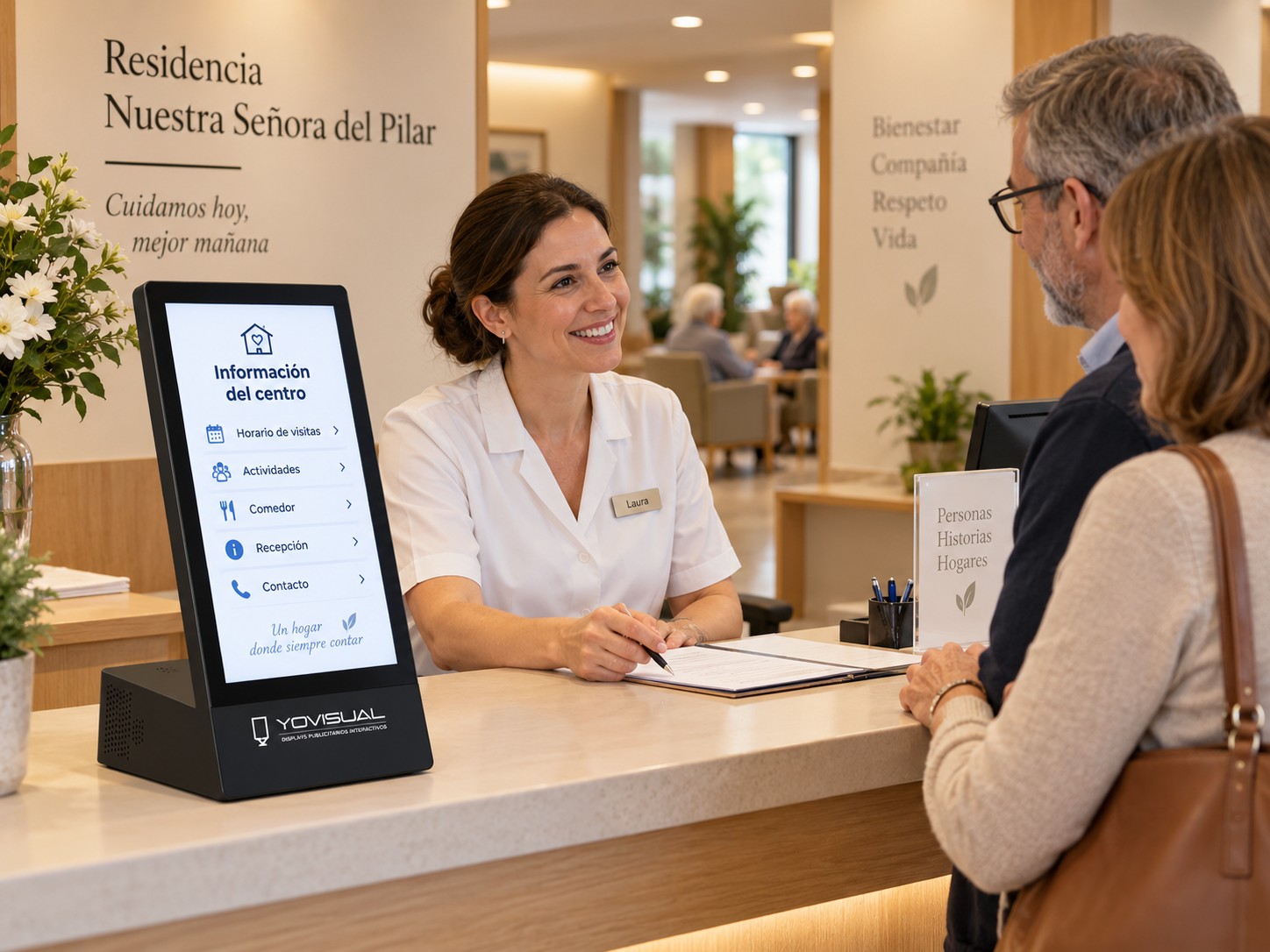 Tótem digital mostrando información en una residencia de ancianos